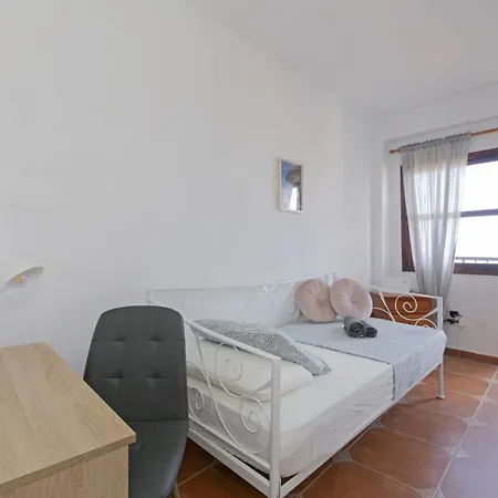 Rooftop View Escape - 1 Minute To Center And Fast Wi-fi - Special Season Price For And June *